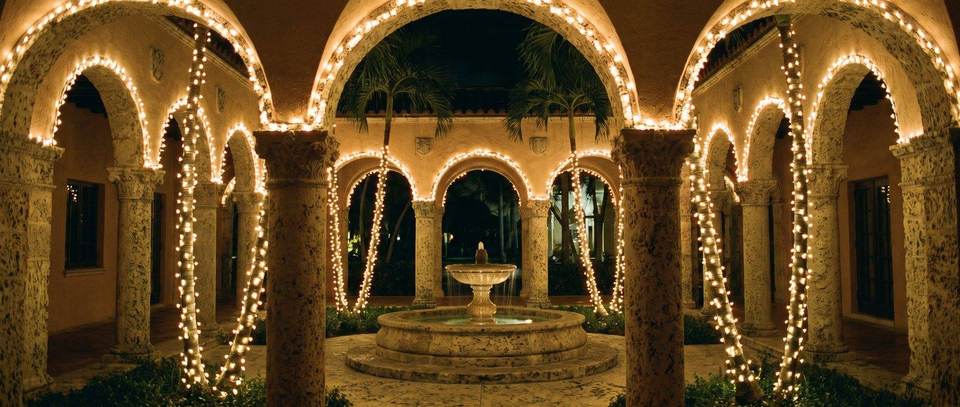 Lit loggia and courtyard, Coral Gables: warm white Christmas lighting idea for Coral Gables, FL from Mr. Christmas Lights, (786) 228-6649